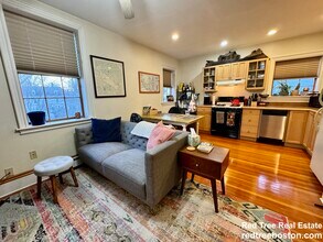 24 Grovenor Rd, Unit 3 in Boston, MA - Foto de edificio - Building Photo