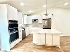 1084 Hummingbird Ln in Eagan, MN - Foto de edificio - Building Photo