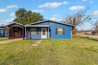 902 Turner St in Cleburne, TX - Building Photo - Building Photo