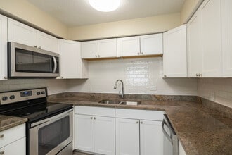 Port Tampa Flats in Tampa, FL - Building Photo - Interior Photo