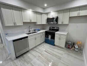 8011 NW 44th Ct in Coral Springs, FL - Building Photo - Building Photo