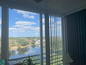 3499 Oaks Way in Pompano Beach, FL - Building Photo - Building Photo