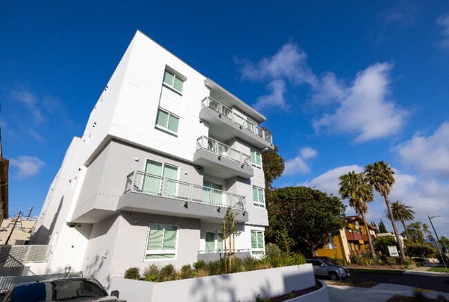 10231 Woodbine St-Unit -402 in Los Angeles, CA - Building Photo - Building Photo