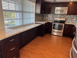 625 Oaks Dr, Unit 503 in Pompano Beach, FL - Foto de edificio - Building Photo