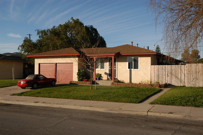 320-322 Dartmouth Rd in Santa Paula, CA - Foto de edificio - Building Photo