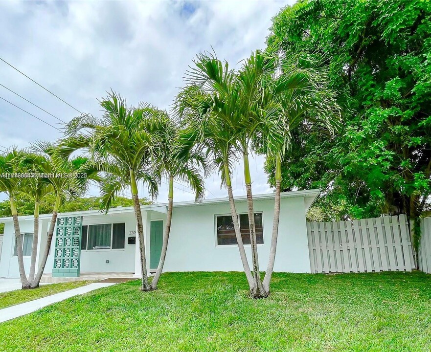 2209 N 16th Ave in Hollywood, FL - Building Photo