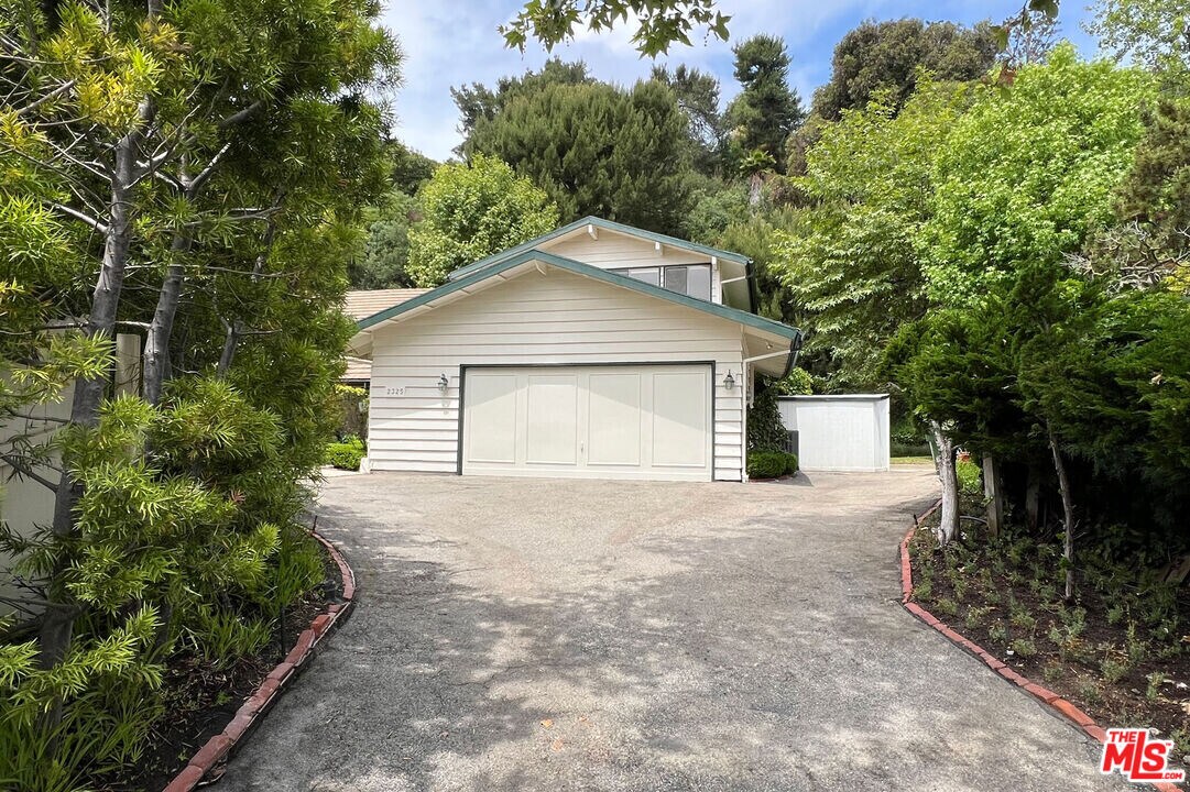 2325 Banyan Dr in Los Angeles, CA - Building Photo