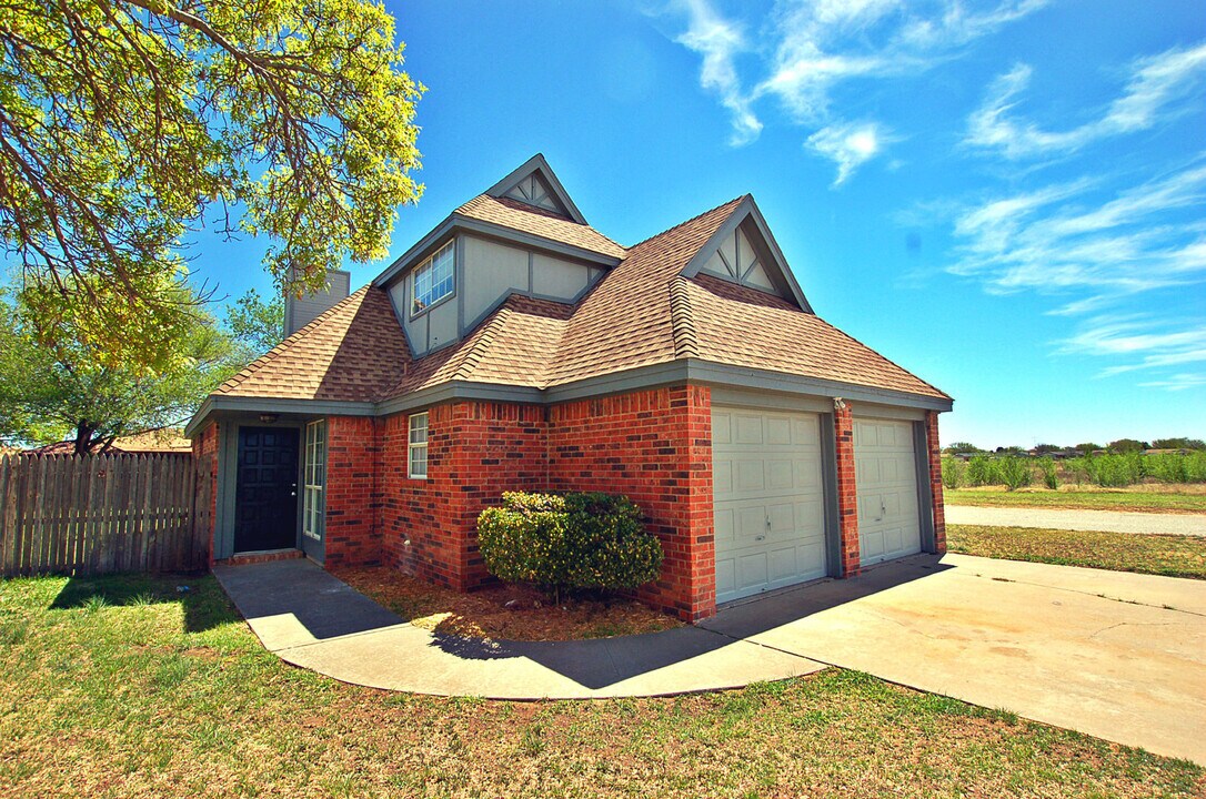 302 N Englewood Ave in Lubbock, TX - Building Photo