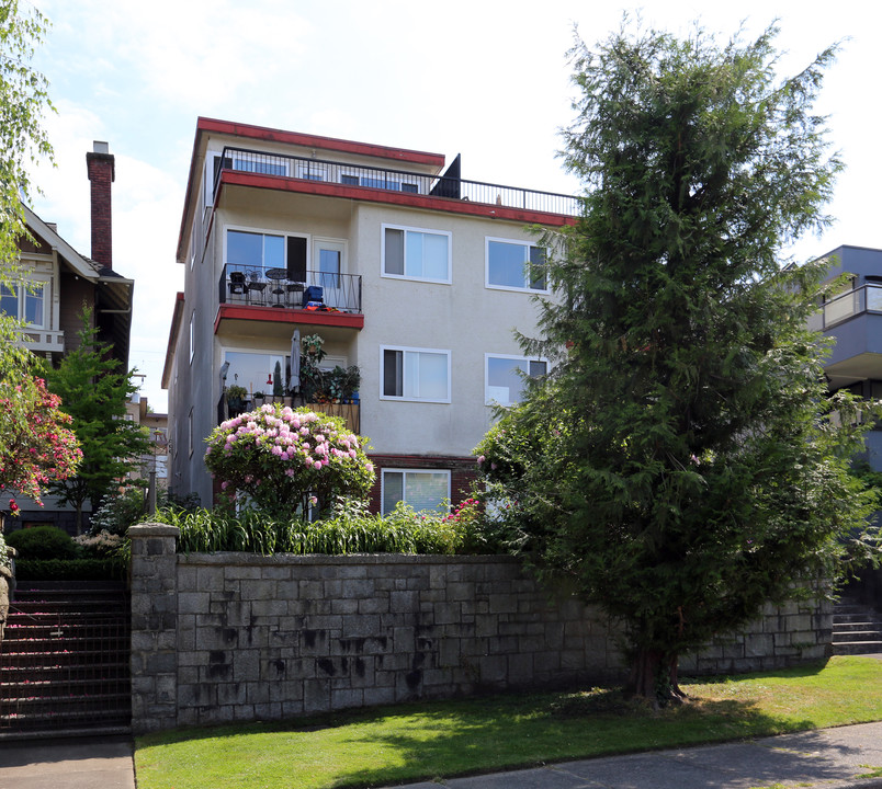 2464 W 1st Ave in Vancouver, BC - Building Photo