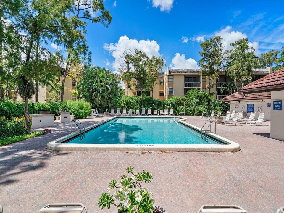 8433 Forest Hills Dr in Coral Springs, FL - Building Photo