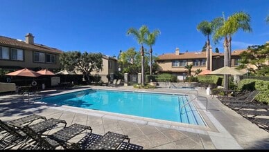401 N Cotswolds Ln, Unit C in Orange, CA - Foto de edificio - Building Photo