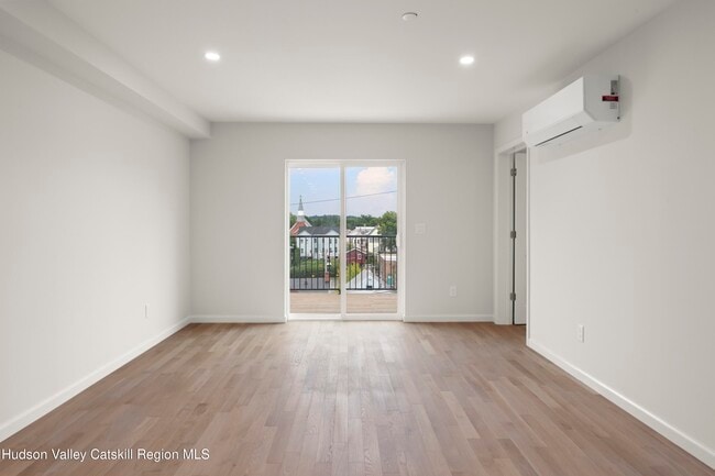 432 Warren St in Hudson, NY - Building Photo - Building Photo