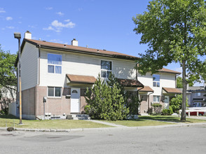 Whitehorn Village II in Calgary, AB - Building Photo - Building Photo