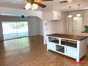 1000 Highmoor Ave in Bakersfield, CA - Building Photo - Building Photo