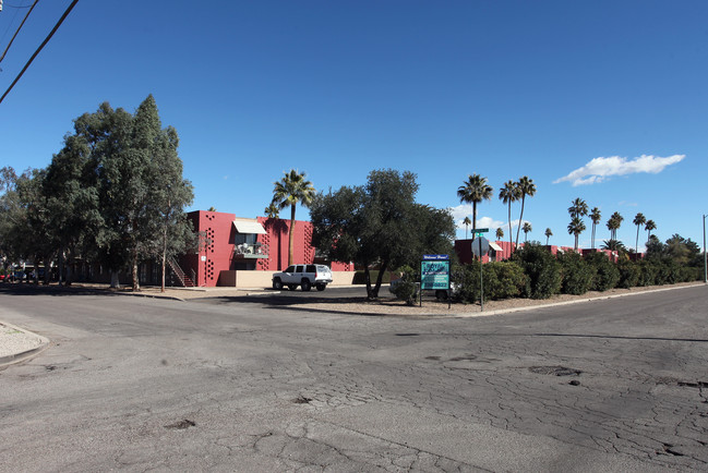 Royal Palms Apartments in Tucson, AZ - Building Photo - Building Photo