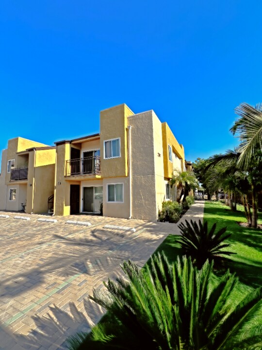 2284 Dunlop St in San Diego, CA - Building Photo
