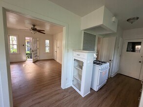 1939 W Washington Blvd, Unit 1941 in Los Angeles, CA - Building Photo - Building Photo