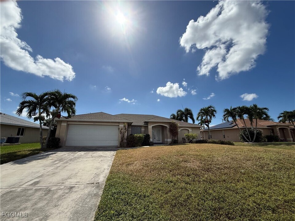 2018 SW 30th St in Cape Coral, FL - Building Photo