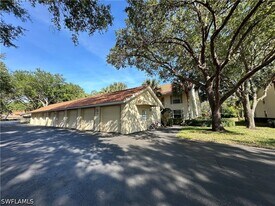 241 Robin Hood Cir in Naples, FL - Building Photo