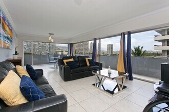 2015 Ala Wai Blvd in Honolulu, HI - Building Photo - Building Photo