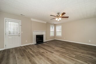 208 Arbor Creek Dr in Dallas, GA - Foto de edificio - Building Photo