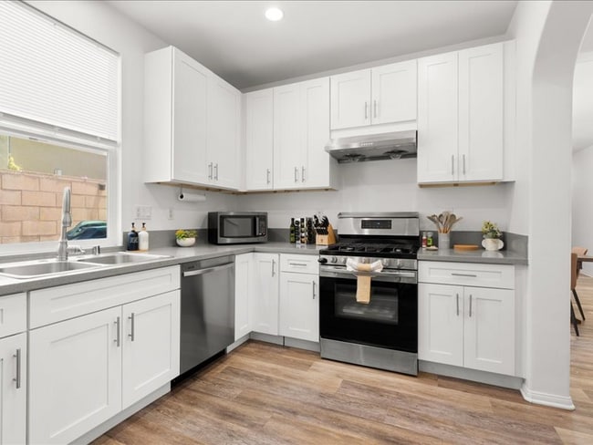 121 Alhambra in Irvine, CA - Building Photo - Building Photo