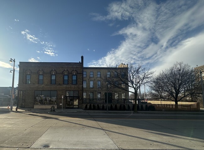 607 S 6th St, Unit 102 in Milwaukee, WI - Building Photo - Building Photo
