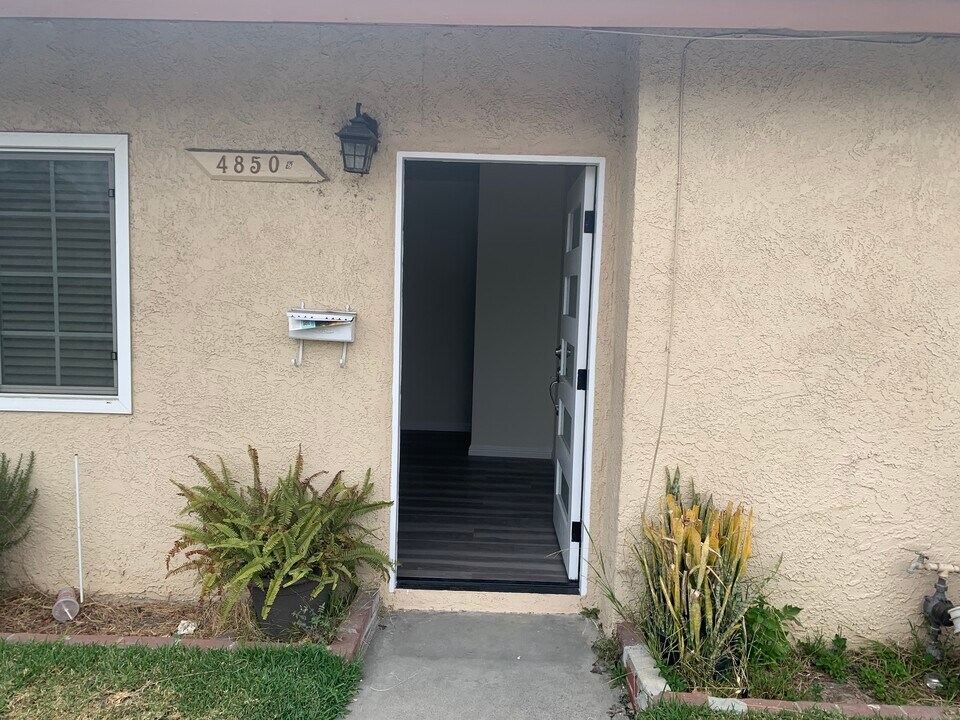4850 Santa Ana St, Unit 4850 in Cudahy, CA - Building Photo
