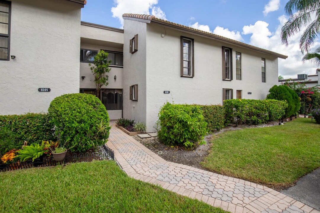 9713 N New River Canal Rd in Plantation, FL - Building Photo