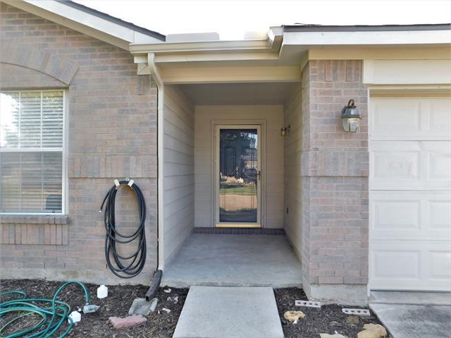 1404 Wenatchee Dr in Krum, TX - Building Photo - Building Photo