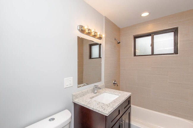 6801 N Ridge Blvd in Chicago, IL - Building Photo - Building Photo