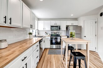 4727 Sand Point Way NE in Seattle, WA - Building Photo - Building Photo