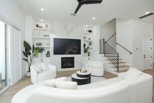 5704 Fairdale Ln in Houston, TX - Building Photo