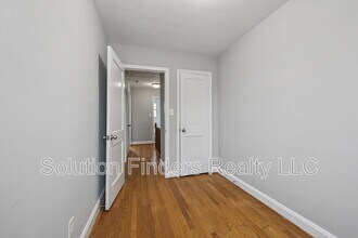 2110 Coralthorn Rd in Middle River, MD - Foto de edificio - Building Photo