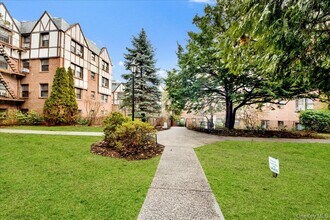 7 Greenridge Ave in White Plains, NY - Building Photo - Building Photo