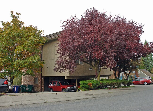 1925 Gilman Dr in Seattle, WA - Foto de edificio - Building Photo