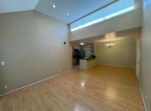 5700 Etiwanda Ave, Unit 275 in Los Angeles, CA - Foto de edificio - Building Photo