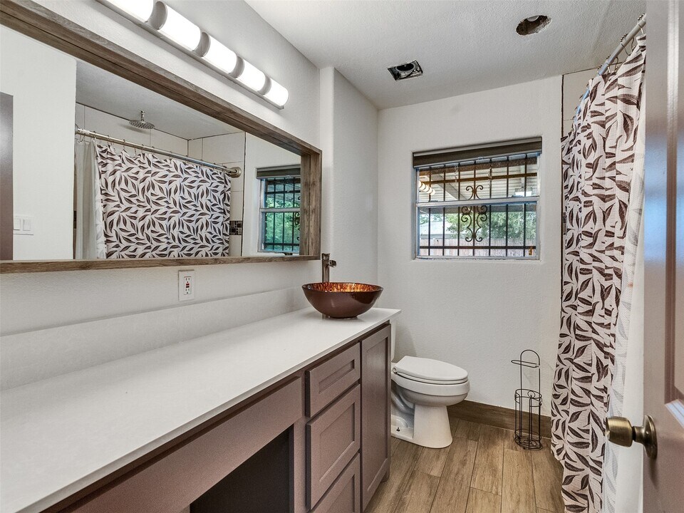 667 Edgebrook Dr in Houston, TX - Building Photo
