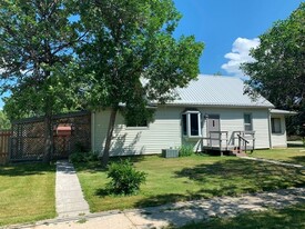 104 A St in Columbus, MT - Building Photo