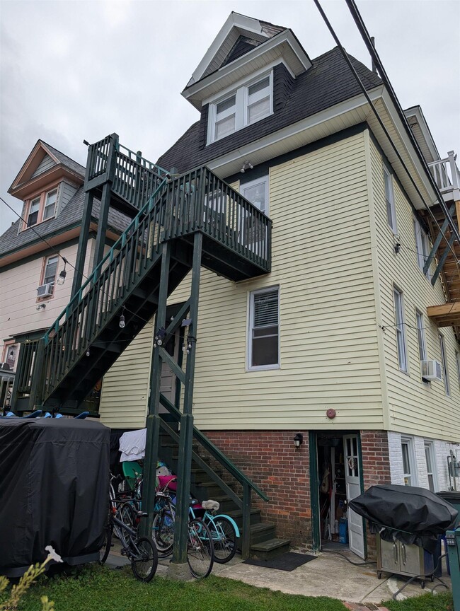 property at 509 E 4th St