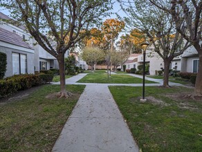 22022 Lakeland Ave in Lake Forest, CA - Foto de edificio - Building Photo