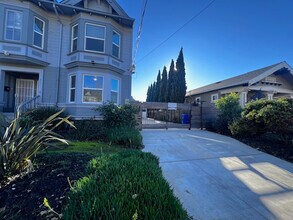 709 32nd St in Oakland, CA - Foto de edificio - Building Photo