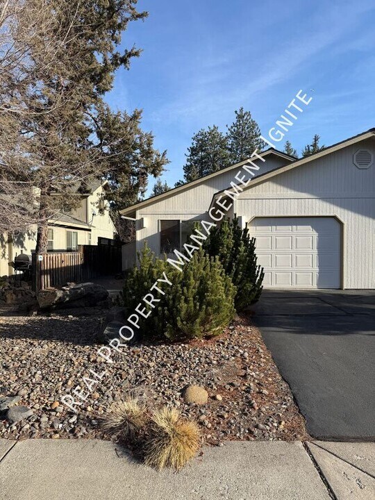 1115 NE Hidden Valley Dr in Bend, OR - Building Photo