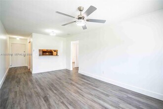 1945 NW 29th St in Miami, FL - Foto de edificio - Building Photo