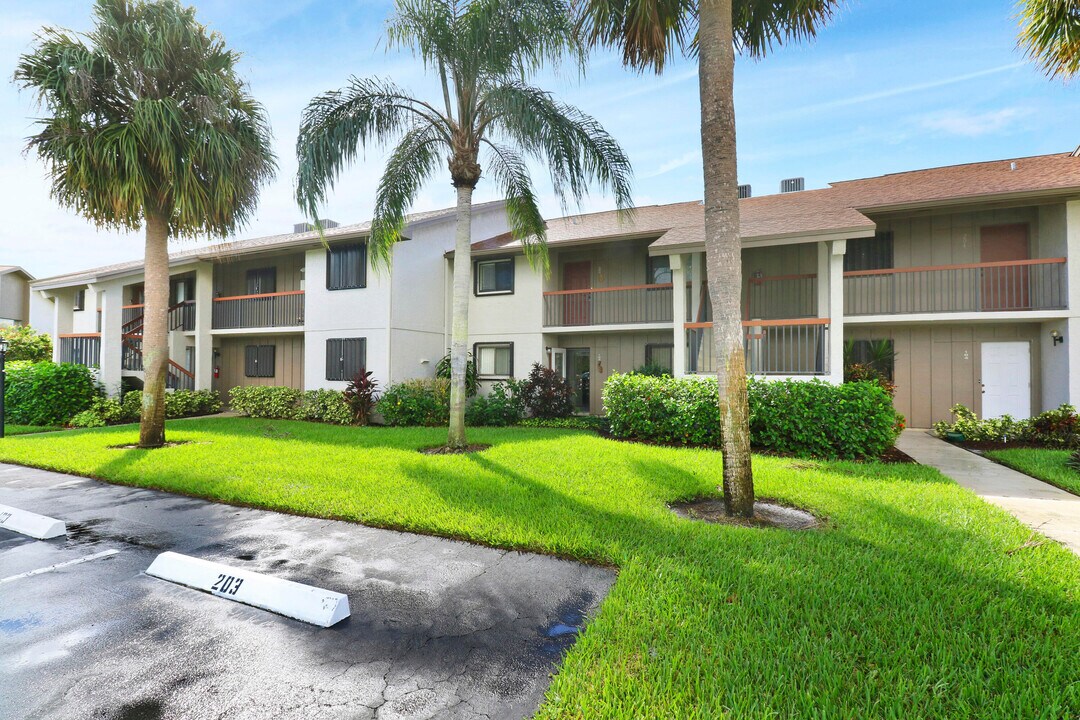 1600 NE Dixie Hwy in Jensen Beach, FL - Building Photo