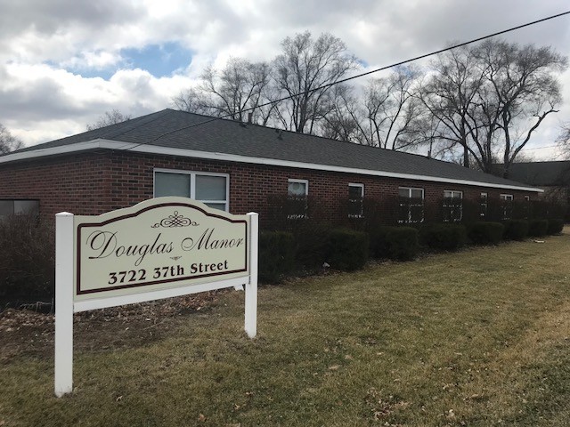 Douglas Manor Apartments in Des Moines, IA - Building Photo