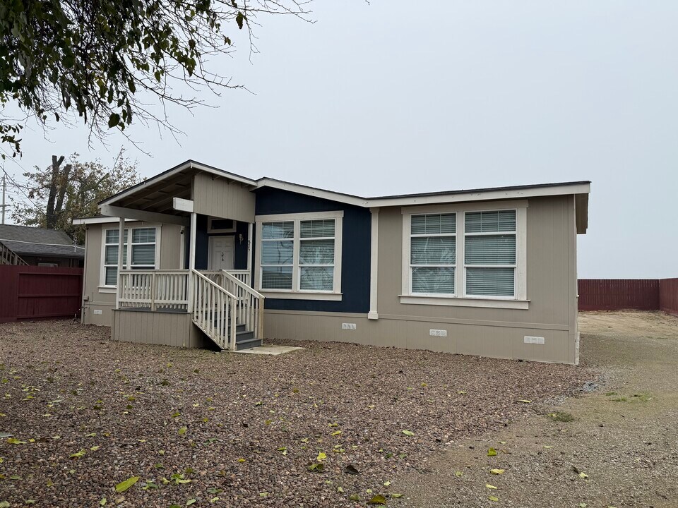 819 Dianne Dr in Turlock, CA - Foto de edificio