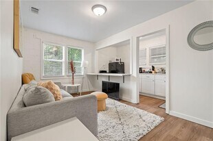 255 Richardson Rd NW in Atlanta, GA - Building Photo