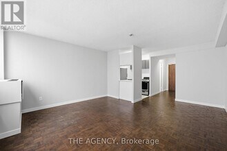 2360 Dundas St W in Toronto, ON - Building Photo - Building Photo