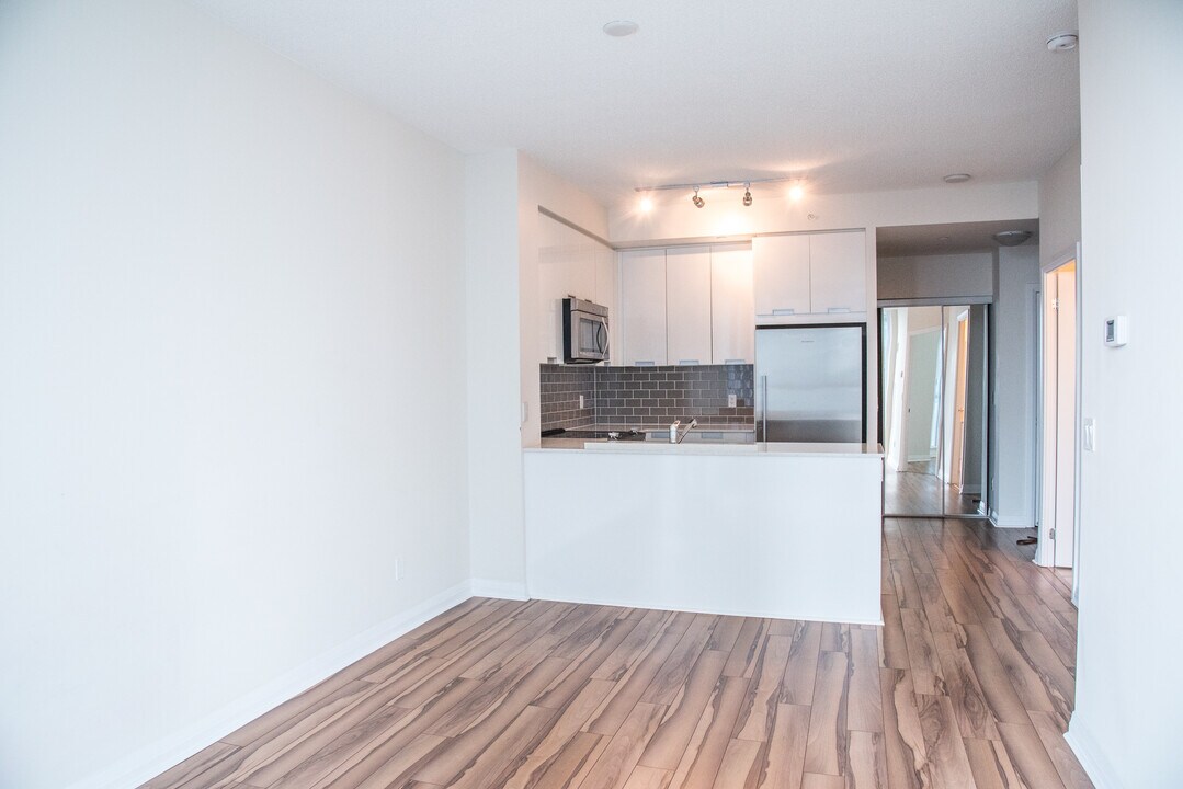 55 Eglinton Av W in Mississauga, ON - Building Photo